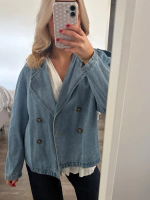 Jeansjacka  - Säljer denna jättefina jeansjacka! Den har använts fåtal gånger men den kommer tyvärr inte till användning längre💕