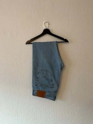 Levi's 501 - Levi’s 501 i nyskick, endast använda 1 gång. storlek 34-30. Rak i modellen. Säljes då de satt bra i butik men kändes lite för korta när jag kom hem. Skriv om ni vill ha bilder hur de sitter