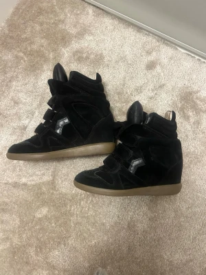 Isabel marant  - Säljer mina Isabel Marants i storlek 37. De är i super fint skick och har inga defekter! Säljer endast då de är lite förstora för mig. Priset går att diskutera💕