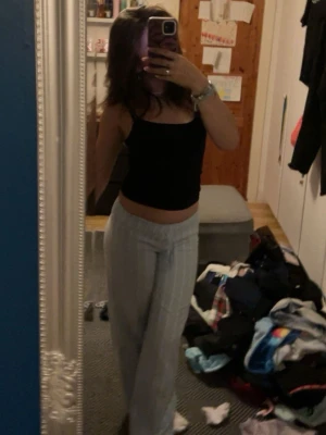 Blå vit randiga linnebyxor  - Säljer ett par blå vit randiga pyjamasbyxor från ginatricot, de är i storlek xs och är högmidjade men går o vika ner lågmidjat som på bilden. 