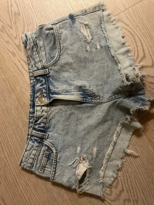 Ljusblå jeansshorts - Blåa jeansshorts från Zara, väldigt bra skick!! Passar också S