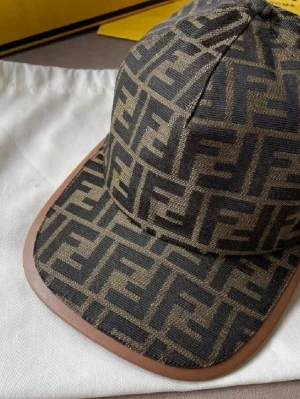 Fendi keps - Säljer min Fendi keps för ej användning. Box följer inte med men påse gör.