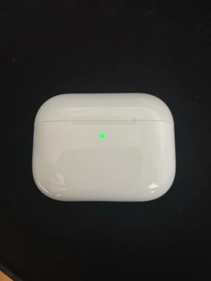 Apple AirPods Pro med laddningsetui - AirPods Pro 3 med ett riktigt bra skit, använde ett par gånger men kände att jag inte vill ha de mer. Saknas en plupp med storlek xxs och därför är priset lite lägre. Skriv om ni har några frågor.