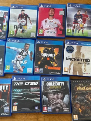 PS4 Spelpaket: FIFA, COD, Uncharted - Samling med PS4-spel: FIFA 15, 16, 19, 20, Call of Duty Black Ops III, Call of Duty Advanced Warfare, Uncharted Nathan Drake Collection, The Crew Limited Edition och World of Warcraft Warlords of Draenor. Blå plastfodral, originalskivor och omslag. Perfekt för dig som gillar sport, action och äventyr.