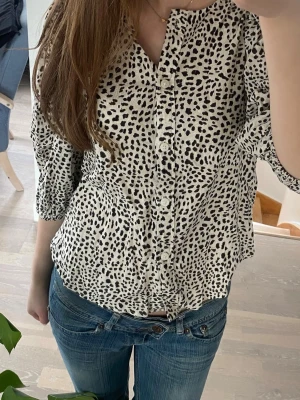 Mönstrad blus - Säljer denna fina mönstrade blus från Hm i storlek xs, sparsamt använd utan defekter💞