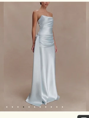 Blå klänning  - Elegant ljusblå klänning. Endast använt en gång. 