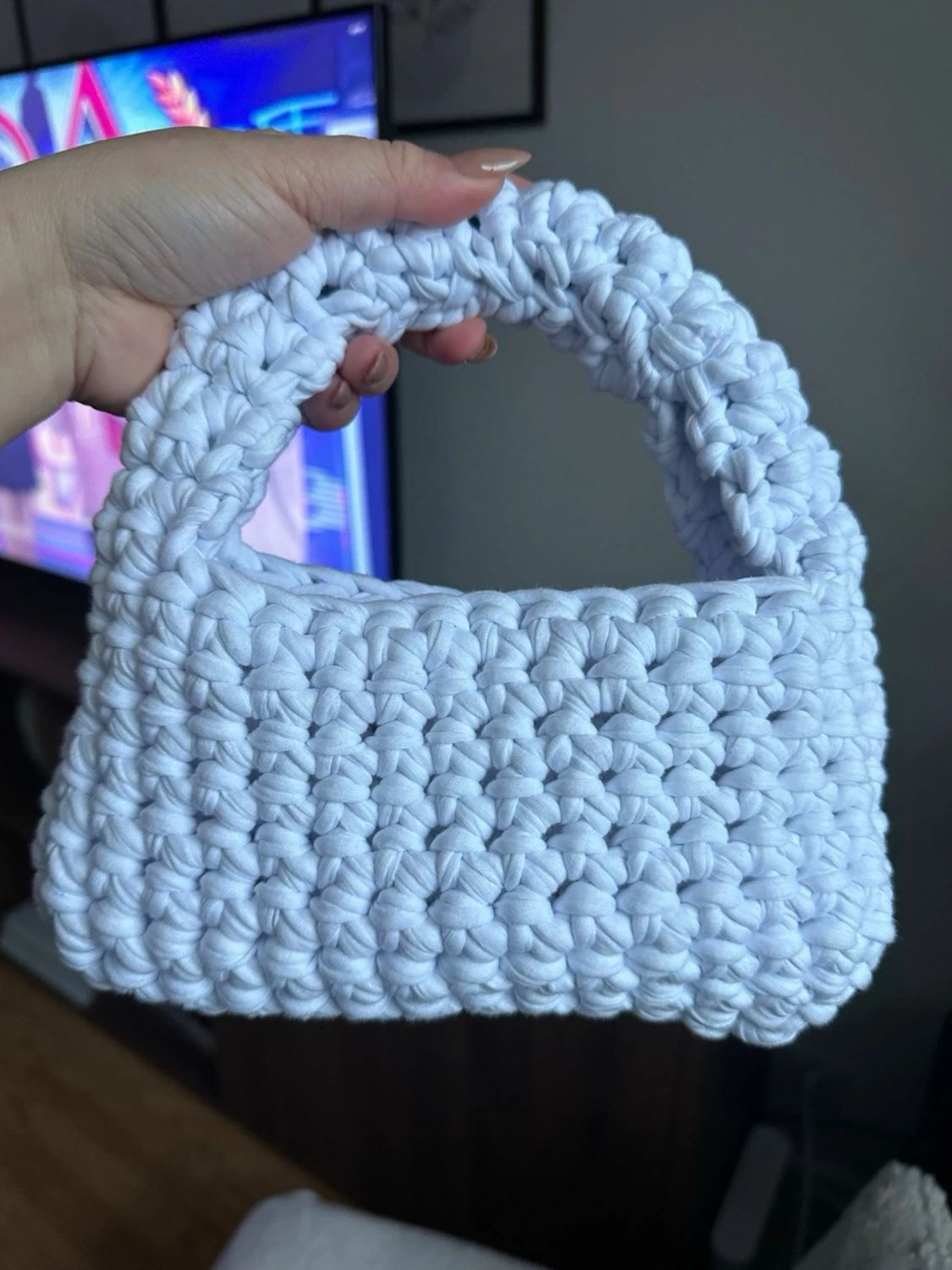 Handvirkad vit handväska