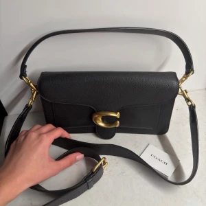 Coach - Tabby 26 - Svart väska från Coach i modellen Tabby - storlek 26. Väskan är väl omhändertagen och helt ren inuti, enbart lite repor på C:t som man ser på bilden. 