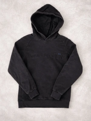 Jacob Cohën Hoodie - Stilren hoodie från Jacob Cohën! Bra skick, inga tydliga defekter. Storlek 14y sitter som xs ungefär, passar dig runt 170-175. Kontakta mig för fler frågor och funderingar!