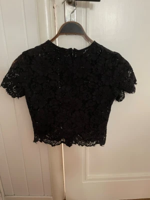Svart spetsblus från IVY & OAK - Jätte fin spets T-shirt säljer då den blivit för  liten 🥰 Pris går såklart att diskutera❣️
