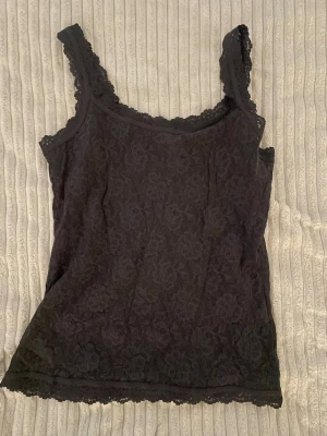 Spetslinne - Trendigt spetslinne från hanky panky, aldrig använt. Obs det är inte helt svart utan mer grå/svart. Originalpris 800. 