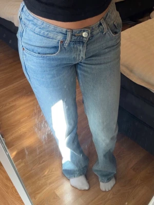 Ljusblå raka jeans från Zara - Säljer ett par klassiska ljusblå jeans från zara med rak passform och låg midja. Perfekta till en avslappnad och trendig look.