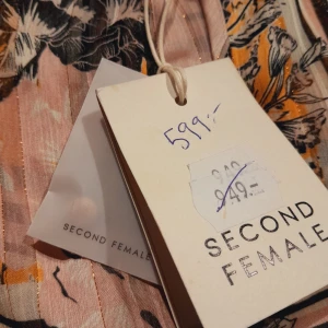 Luftig Blus, NY - En luftig blus, mönstrad i gult, svart och vitt. Helt ny från Second Female, storlek S. Kostade 949->599 -> mitt pris 60 kr. 