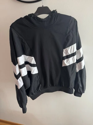 Urban Classics luvtröja, storlek L - Urban Classics luvtröja, svart/vit i storlek L. Fint skick!
