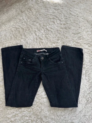 Svarta low waist bootcut jeans från Only - Assnygga super lågmidjade vintage bootcut jeans från Only. Storlek 34, längd 32. Innerbenslängd: 78cm. Supercool tvätt. Mycket fint skick!