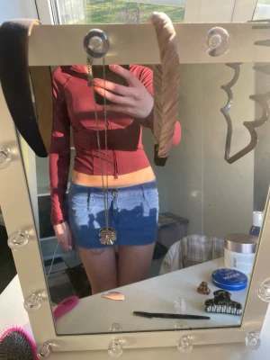 Skitsnygg jeanskjol - Skitsnygg jeanskjol säljer då den tyvärr är för kort för mig, passar mig bra som har 34 cm rakt över med den är töjbar