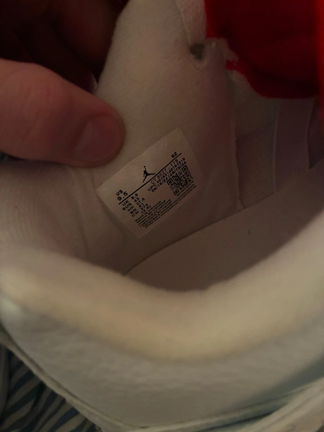 Vita Air Jordan 4 med röda detaljer - 5