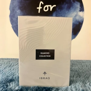 Ibraq Diamond Collection Parfym 6 X 10 ml - Ibraq Diamond Collection är en Eau de Parfum. Tillverkad i Saudiarabien. Mini Diamond Collection - 6 parfymer (10 ml vardera) Ge dig ut på en lyxig upptäcktsresa med Mini Diamond Collection, som innehåller sex av våra senaste exklusiva dofter. Förpackad i en elegant och kompakt ask - perfekt för att prova eller ge bort som present. Denna kollektion innehåller: • Black Carbon Diamond • Emerald Soul Diamond • Gray Pearl Diamond • White Regent Diamond • Purple Heart Diamond • Nude Coral Diamond