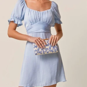 Blå tie back klänning  - Söt ljusblå klänning från USA som man knyter baktill. 