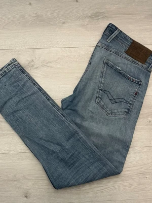 Replay anbass jeans  - Hej! Säljer dessa replay anbass jeansen//mycket fint sick//fråga gärna! 