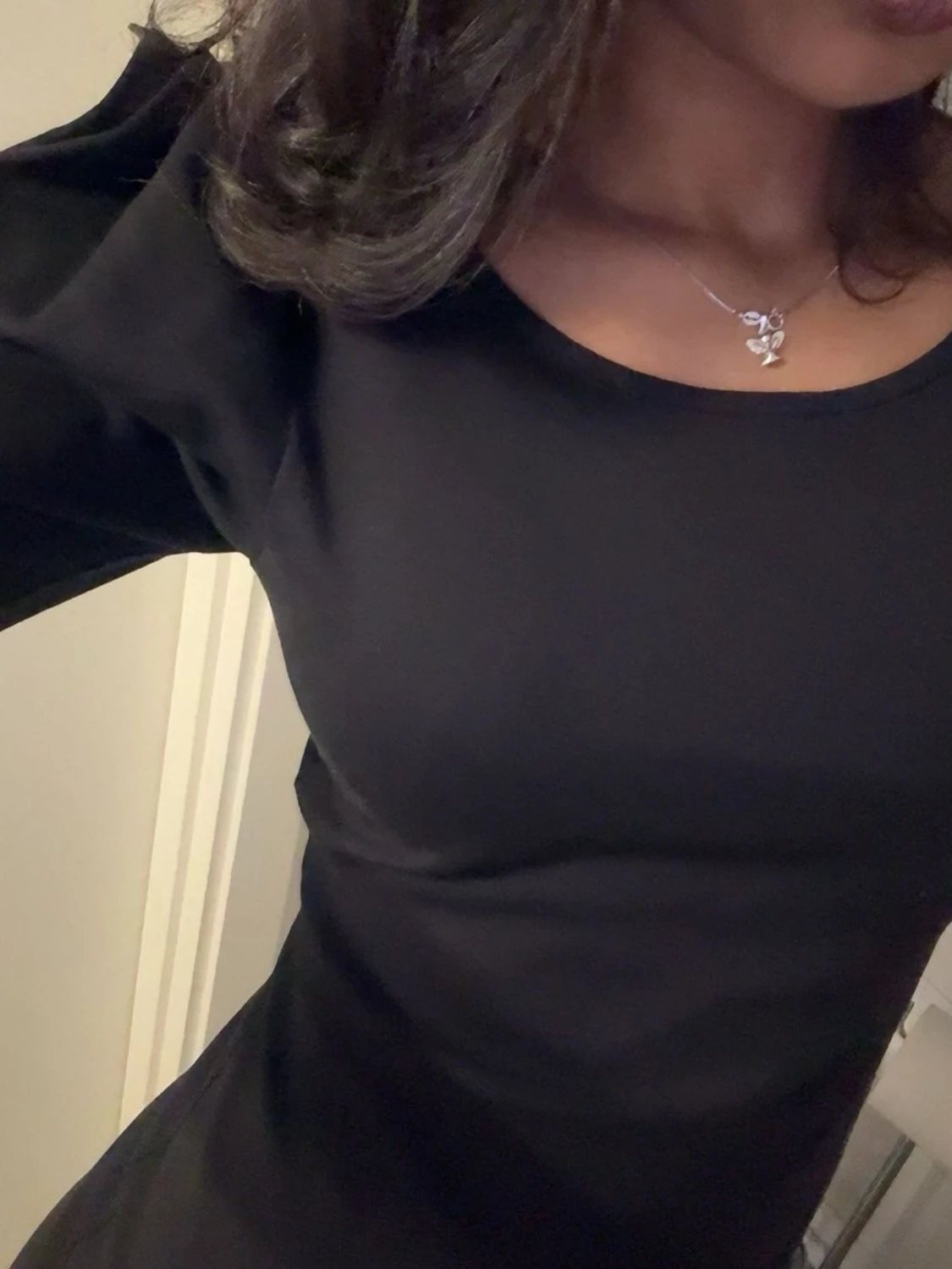 Svart kort klänning med puffärm - 1