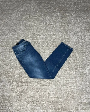Dondup George jeans - Hej jag säljer ett par Dondup George i nyaste modellen. Jeansen i riktigt snygg blå färg perfekt för dig som vill ha ett par kvalitetsjeans med grym passform. Nypris ≈4000kr, mitt pris 899kr.  Skick: 9/10 Storlek:W33 Midja: 40cm Lår: 25cm Ytterlängd: 105cm Innerlängd: 80cm  Skriv gärna om du vill ha fler bilder eller har frågor!
