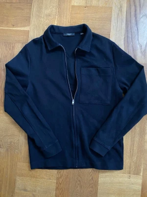 Jack & Jones Overshirt/Cardigan - Inga defekter och passar som slimfit. Storleken är M men kan uppskattas mer som S.