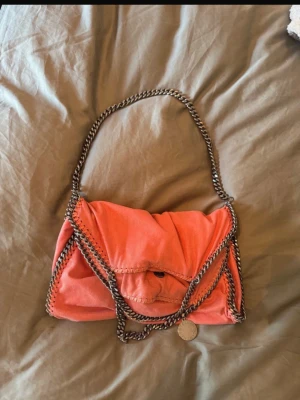 Korallrosa Stella McCartney handväska - Oanvänd! Jätte snygg med inga fläckar eller avvikelser.  Den är korall rosa💖