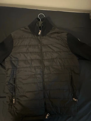 Svart cardigan från Moncler - Svart cardigan från moncler