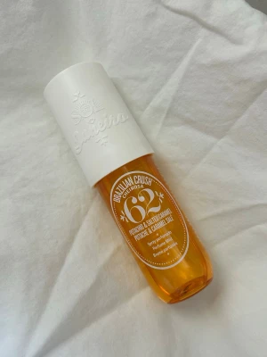 Sol de Janeiro Brazilian Crush 62 - Parfymmist från Sol de Janeiro i doften Brazilian Crush Cheirosa 62. Flaskan är orange med vit kork och har detaljer i vitt. Doften har inslag av pistage och salt karamell. Perfekt för dig som gillar söta och fräscha dofter. Knappt använd!