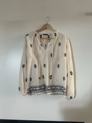 Vit broderad blus med knytband - Jättefin helt ny blus från Zara med lappen kvar. Perfekt till våren och sommaren🌸🌸