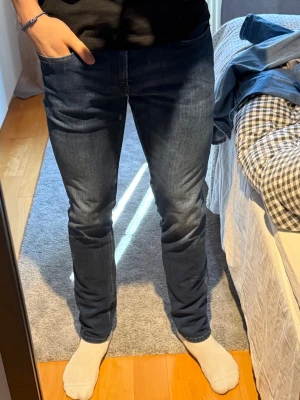 Ett par mörkblå jeans från Replay  - Tight passform, model är hyperflex, storlek 30/32, modellen är 185 cm väger 74 kg. Skicket är bra med inga defekter! 
