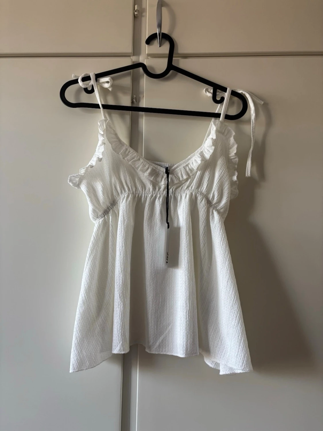 Vit linnetopp med volangdetaljer - 1