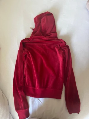 Röd juicy cotoure set  - Fin röd tracksuit i nytt skick. Knappt använd. Både byxorna och tröjan är i storlek xxs. 