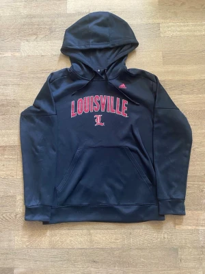 Svart Louisville hoodie från Adidas - Vinted Louisville ADIDAS college träningshoodie. Climawarm polyester, perfekt för chill eller träning. Priset kan diskuteras men är redan väldigt lågt.