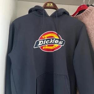 Dickies hoodie-nyskick - Mörkblå Dickies hoodie i storlek M med stort tryck. Knappt använd, i jättefint skick och väldigt bra kvalitet. Säljs pga används inte.