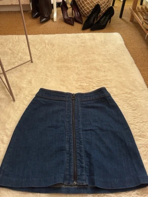 Mörkblå jeanskjol med dragkedja - Så så söt jeans kjol från h&m i storlek 38