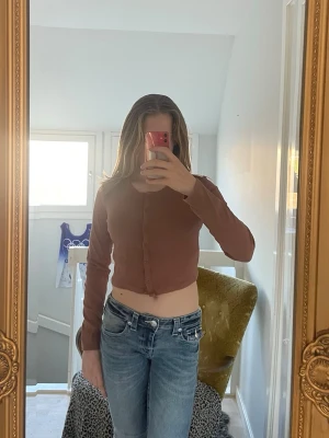 Brun/Beige kofta - En bekväm och fin kofta som går att ha året runt! Det står ingen riktig storlek så jag skulle tro att den passar folk som normalt har ca storlek 152/158 🥰❤️