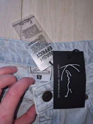 Ljusblå jeans från Karl Kani i storlek S - Långa tjejer se hit!! Snygga ljusblå jeans från Karl Kani i storlek S. 