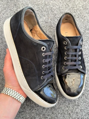 Lanvin uk8 mörkblå - Säljer dessa sjukt snygga lanvins som är perfekta nu för sommaren! Size uk8 som motsvarar 42-43! Skick 7/10! Nypris 5000kr mitt pris endast 1799 kan gå ner i pris vid snabb affär! Hör av dig vid minsta fundering! Köp gärna med instabox 🤩📦