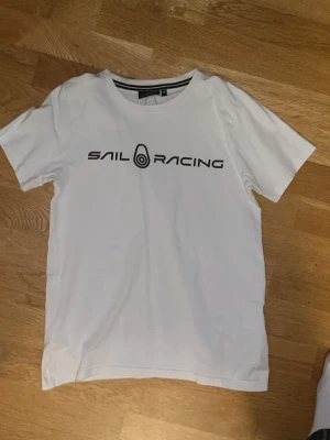 Vit Sail Racing t-shirt - Storlek 152. Fint skick. 
