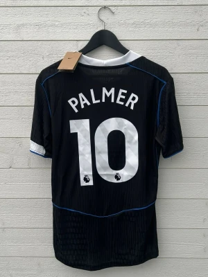 Cole Palmer Chelsea Fotbollströja - Säljer en Chelsea fotbollströja med Palmer 10 på ryggen som är helt ny med prislapp!