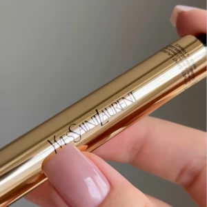 Yves Saint Laurent Touche Éclat concealer - Lyxig concealer från Yves Saint Laurent i den ikoniska guldpennan. Perfekt för att ljusa upp under ögonen och highlighta ansiktet. Pennan har en smidig borste och elegant metallhölje i guld. Enkel att använda och ger ett naturligt resultat.