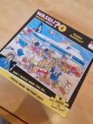 Wasgij? Original Puzzle 2 Happy Holidays - Säljer komplett pussel.  Wasgij? Original Puzzle 2 Happy Holidays från Jumbo. Det är ett humoristiskt pussel med 1000 bitar där du ska pussla vad piloten ser istället för motivet på lådan. Perfekt för dig som gillar utmanande och roliga pussel.