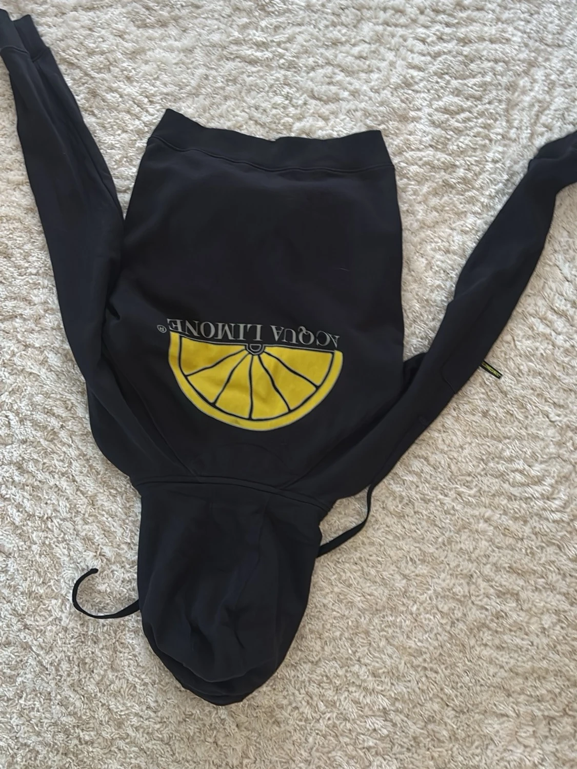 Svart hoodie från Acqua Limone