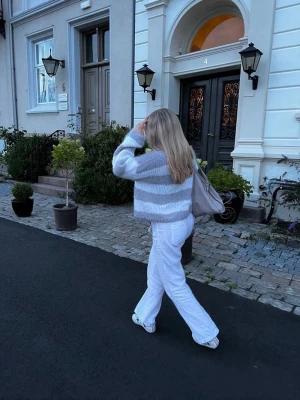 Roxy linnebyxor  - Säljer mina äkta Roxy linnebyxor i storlek L som är i nyskick. Jag brukar ha xs/s o då sitter de väldigt baggy som jag tycker är snyggt. Annars passar de ju självklart en vanlig L för en normal passform. Lågmidjad passform med beige snörning så man kan justera midjan. Kom privat för frågor eller fler bilder. Pris kan diskuteras vid snabb affär! 