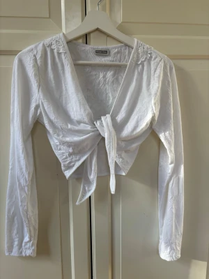 Långärmad bolero - Vit långärmad bolero från Street One med spetsdetalj på ryggen. Det står ingen storlek men skulle säga xs-s. Fint skick💕