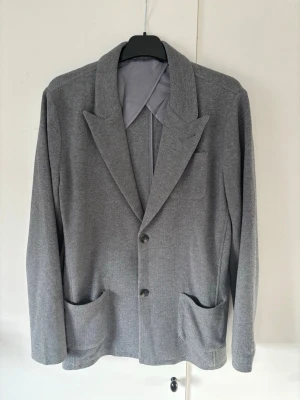 John Henric kavajjacka - Sjukt snygg vårjacka eller cardigan från John Henric i storlek M. Väldigt go modell som inte går att köpa ny längre. Han på bilden är 186 cm lång och väger 84 kg. Tveka inte att höra av er vid minsta fråga eller fundering och pris ej hugget i sten😃