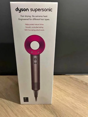 Dyson Supersonic hårfön  - Hej säljer en härlig dyson hårfönare i topp skick. Fick den i födelsedagspresent men har tyvärr ingen användning av den längre. Hör av dig vid frågor eller funderingar!!💕