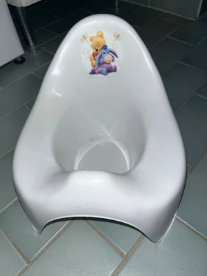 Potta - Käytetty nalle puh potta. Muuten hyväkuntoinen, mutta edessä halkeama, osaava korjaa. Eläintalous MMM Katsothan myös muut ilmoitukseni Tarjoa 